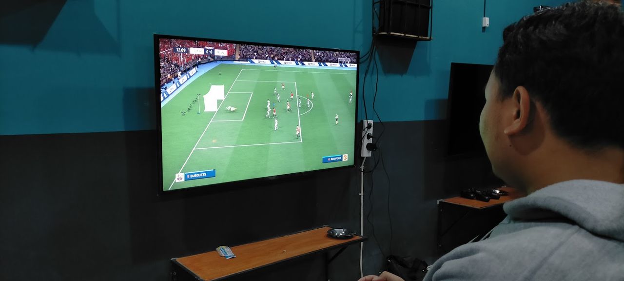 Main bola di TV besar